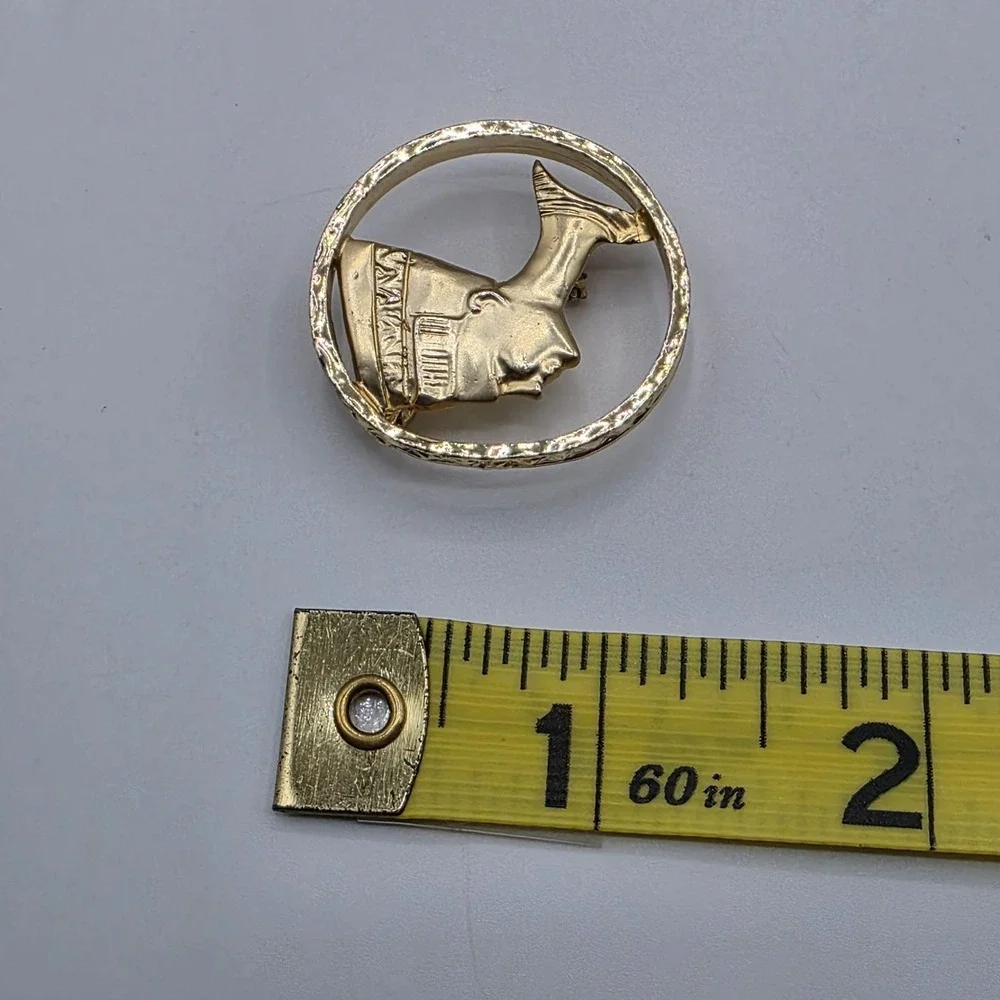 Nefertiti Bust Pendant Brooch Gold Tone‎ Circular Frame Egyptian Queen Jewelry